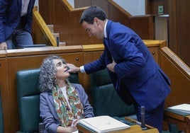 Ibone Bengoetxea e Imanol Pradales, este viernes en el pleno del Parlamento vasco.