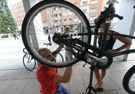 Los quince puntos donde los ciclistas podrán reparar la bici en Vitoria