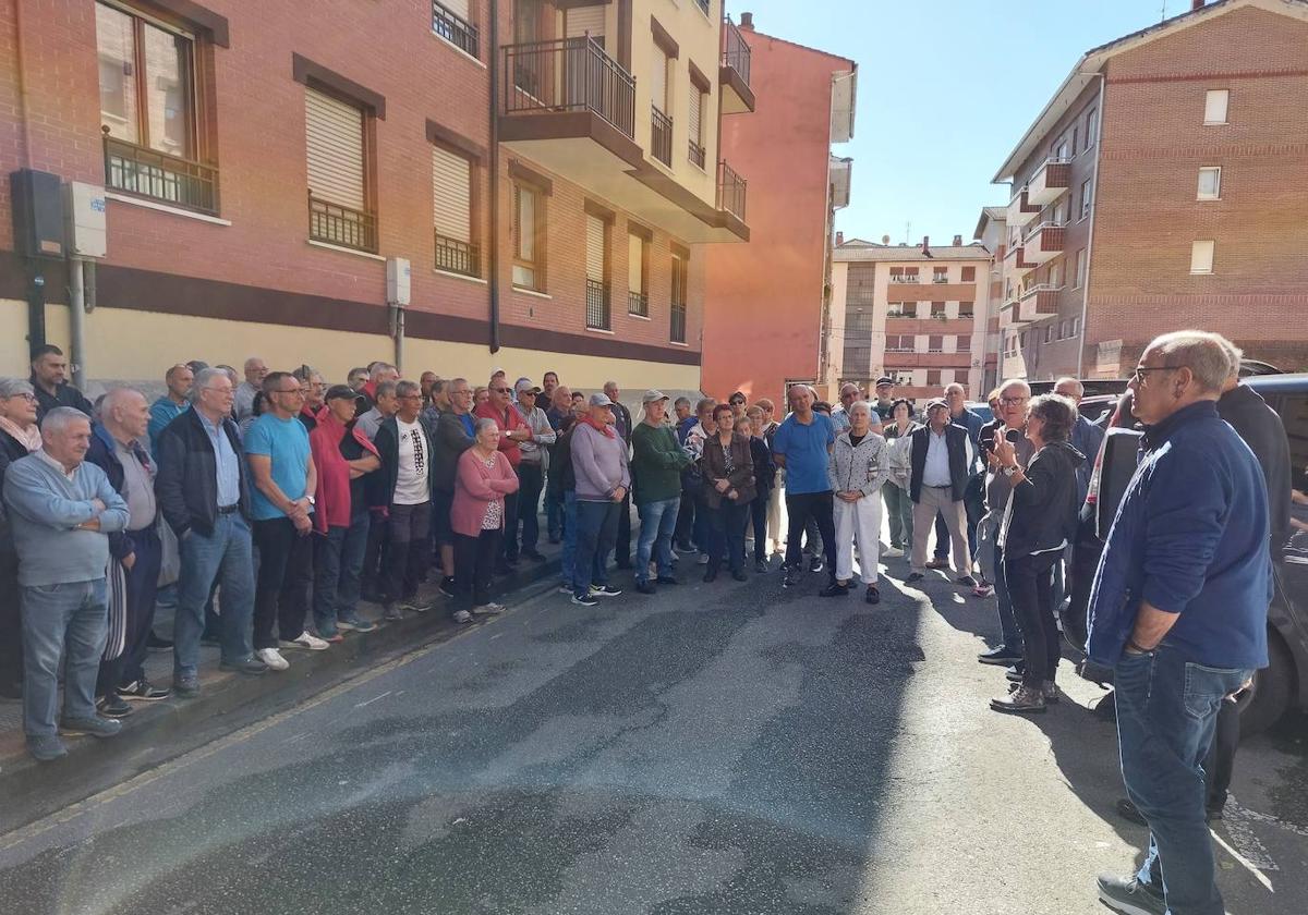 Decenas de vecinos se concentraron frente al centro de salud de Berriz.