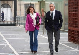 El líder del PP vasco, Javier de Andrés, a su llegada al Parlamento vasco, junto a Laura Garrido.