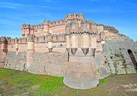 Sus dimensiones y el uso del ladrillo ofrecen una estampa singular de este castillo.