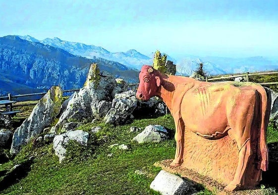 Una estatua dedicada a la vaca pasiega corona el monte.