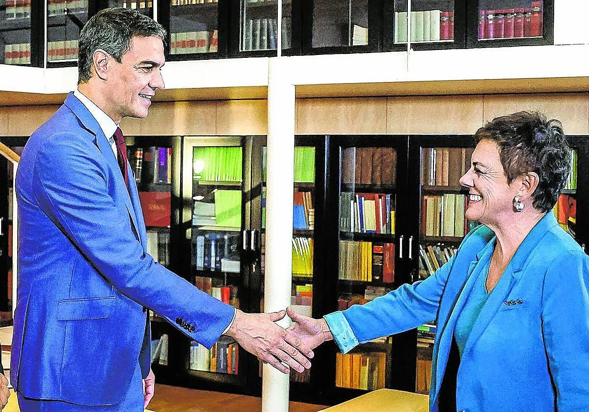 Pedro Sánchez estrecha la mano a Mertxe Aizpurua, de EH Bildu.
