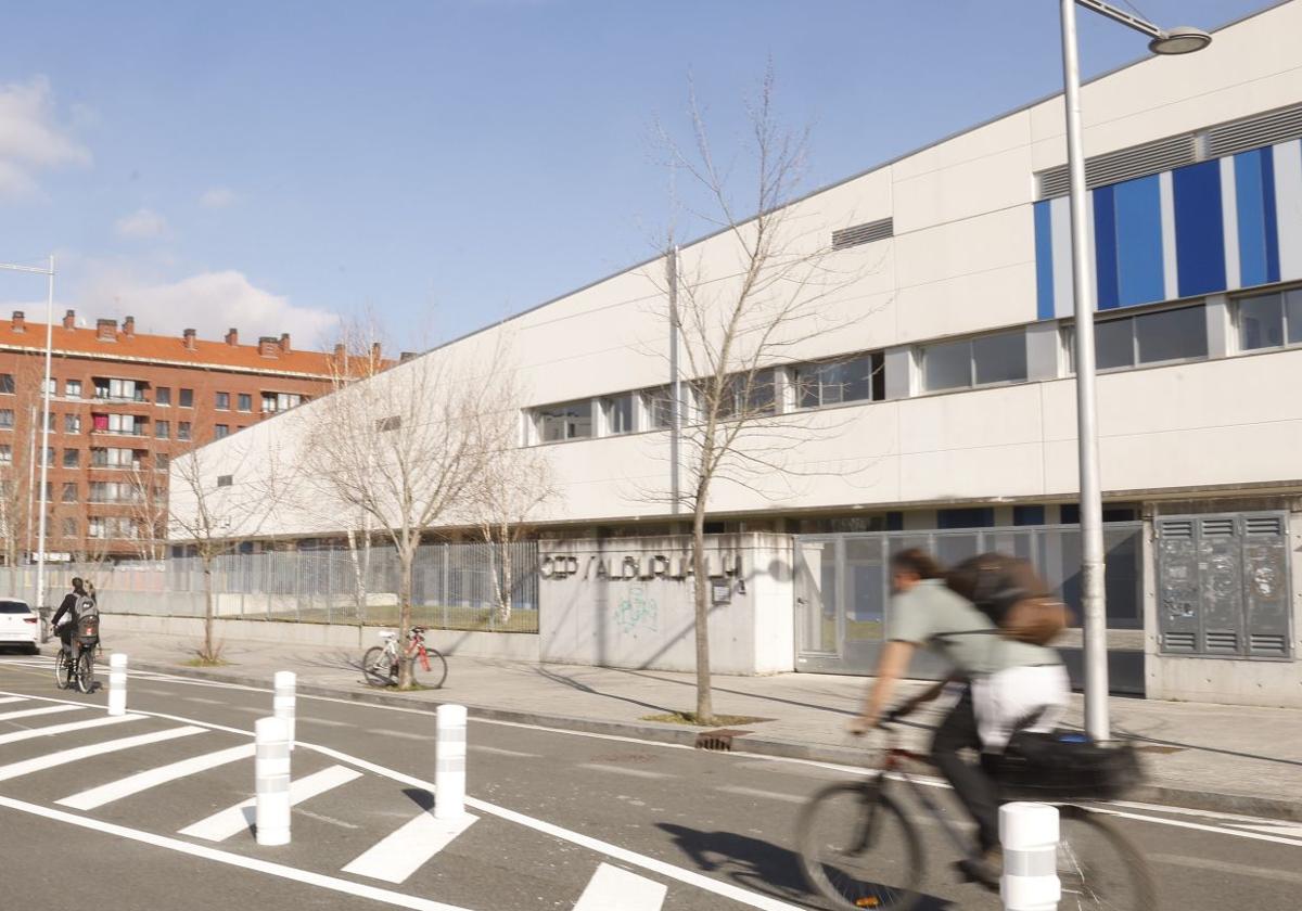 Vitoria arreglará con una red el problema de palomas en el CEIP Salburua más de un mes después