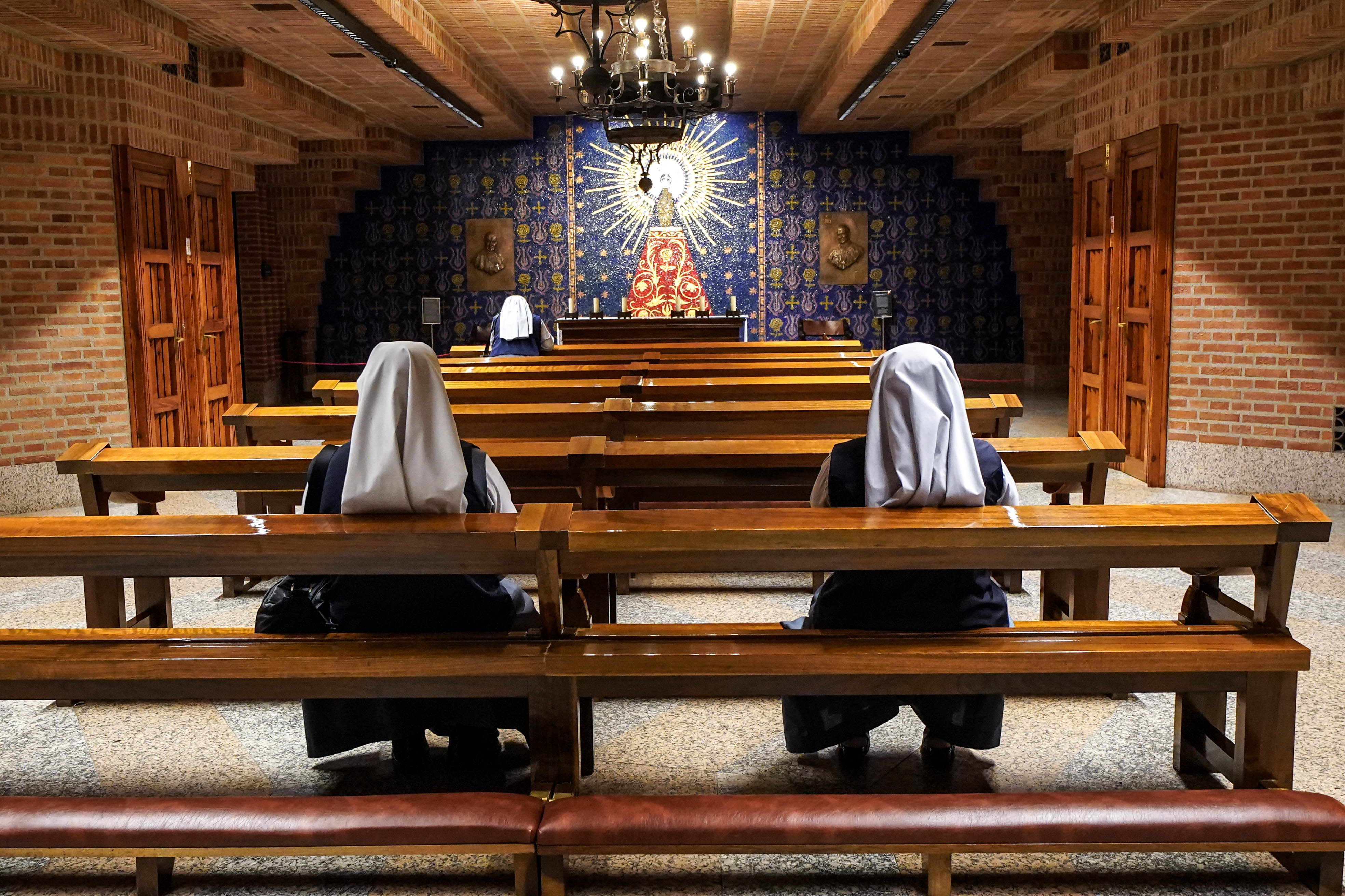 Tres religiosas rezan en la capilla del Pilar.