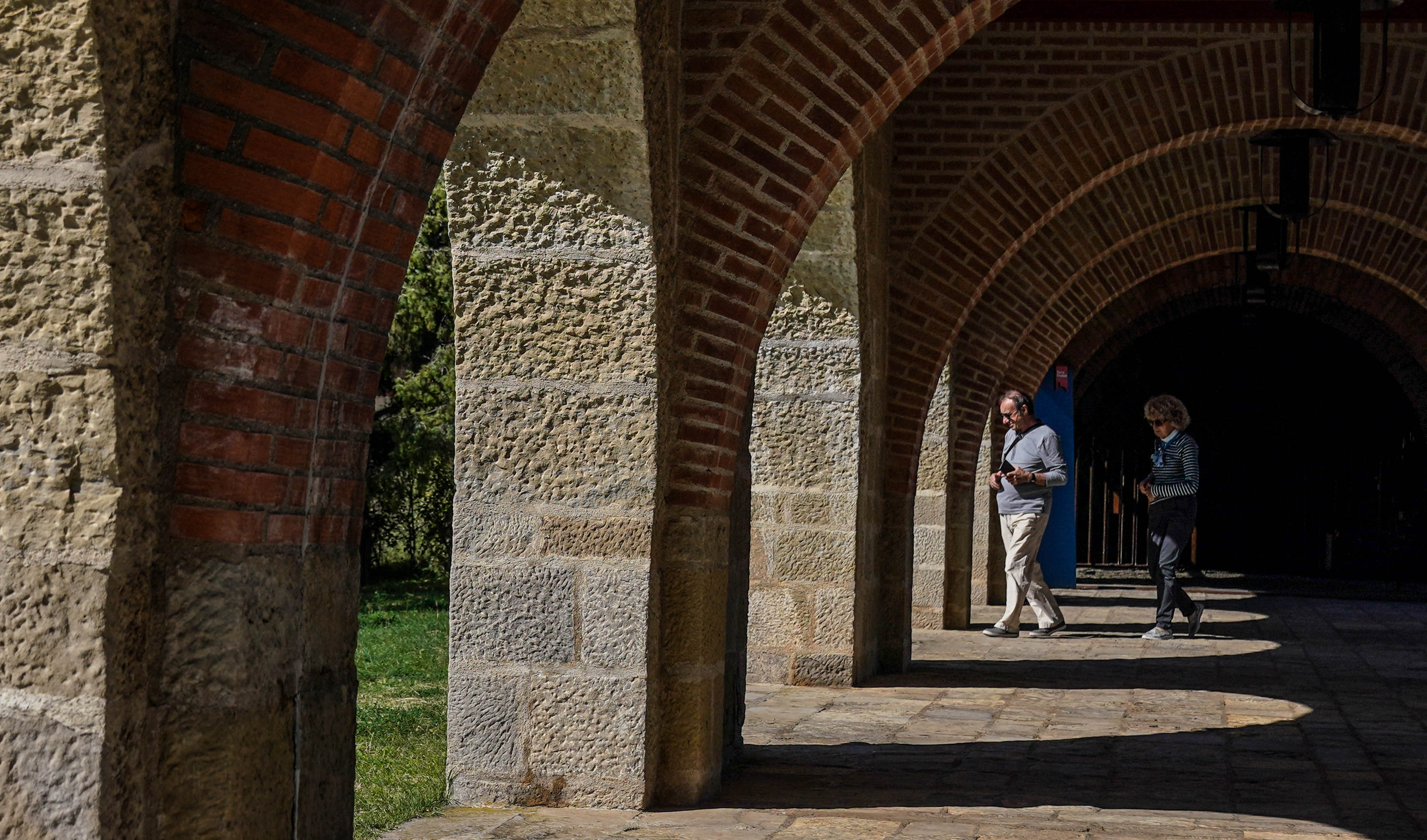 Unos visitantes franceses recorren el recinto.