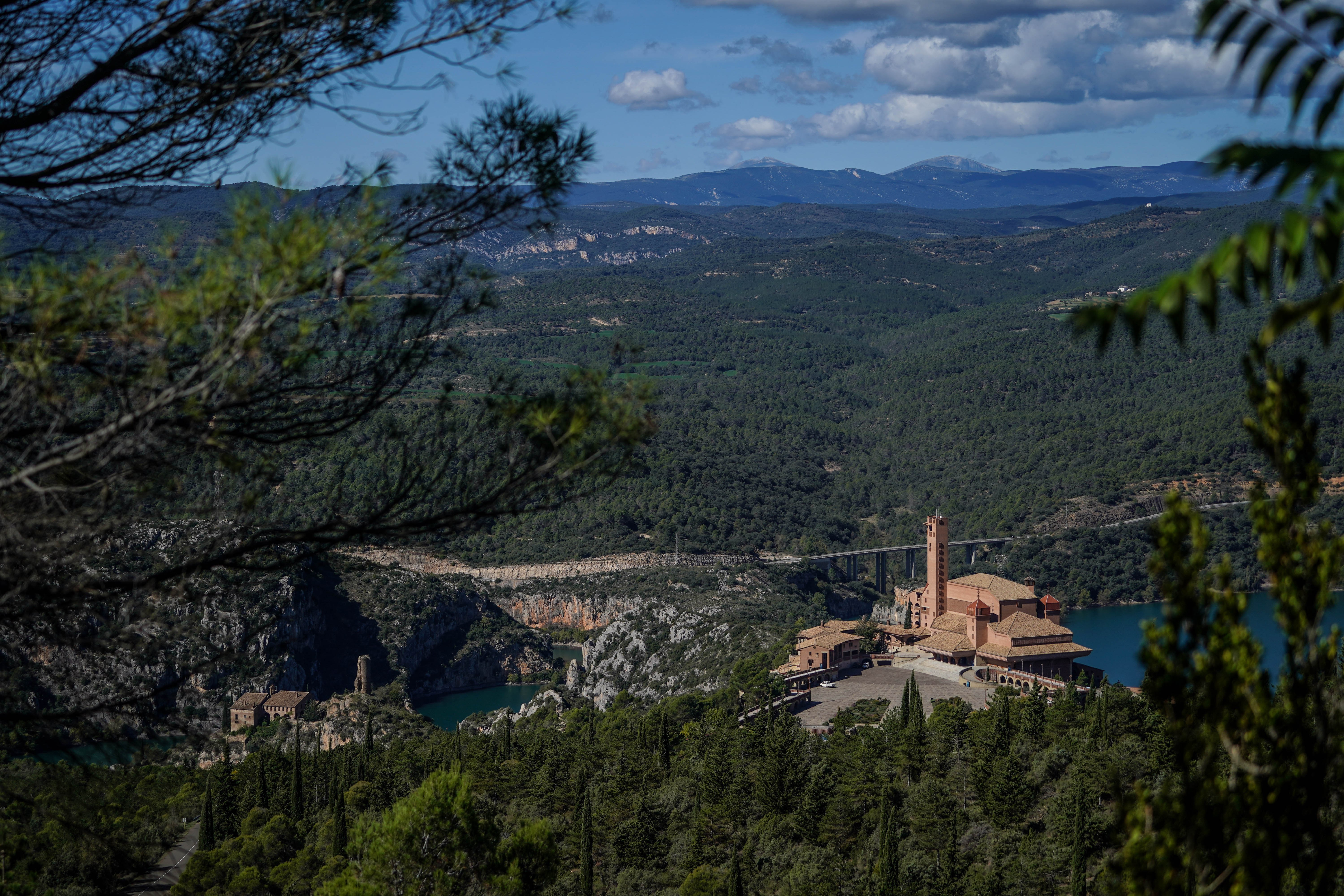 Vista general del santuario, con la ermita original a la izquierda.