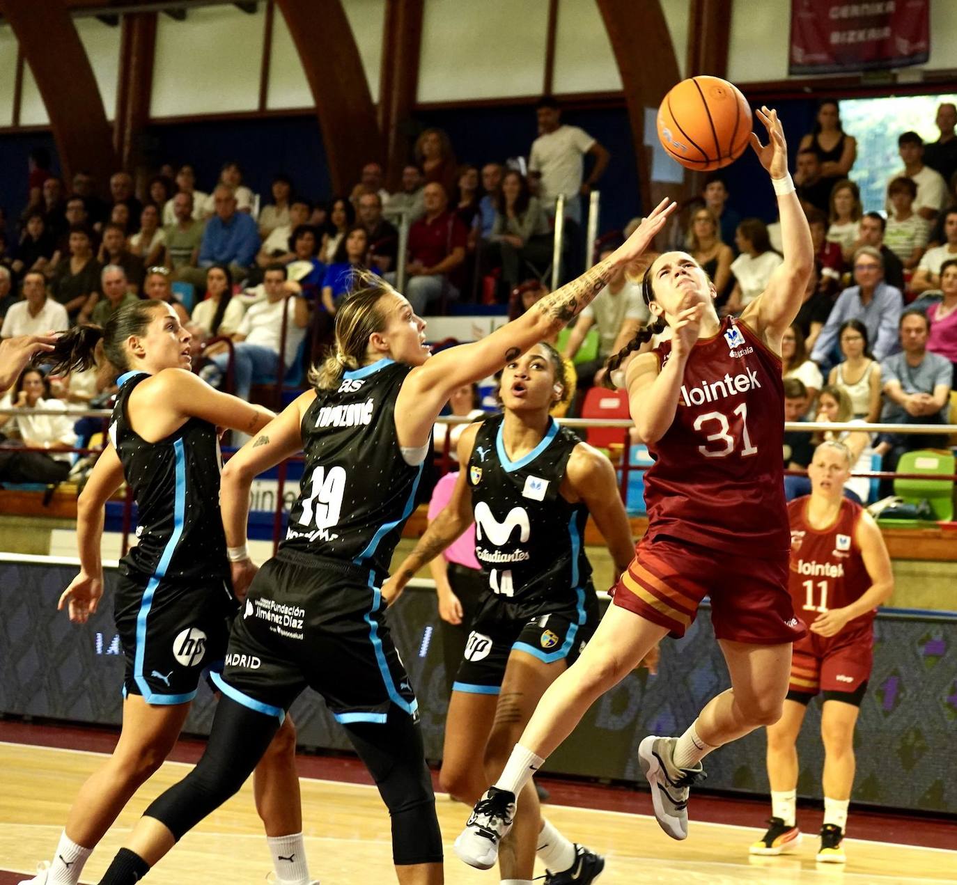 la base Ariztimuño atraviesa la defensa de Estudiantes en Maloste.