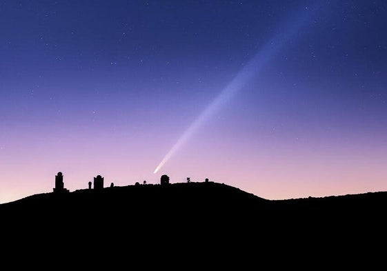 El 'cometa del siglo', fotografiado ayer a su paso por Gran Canaria.