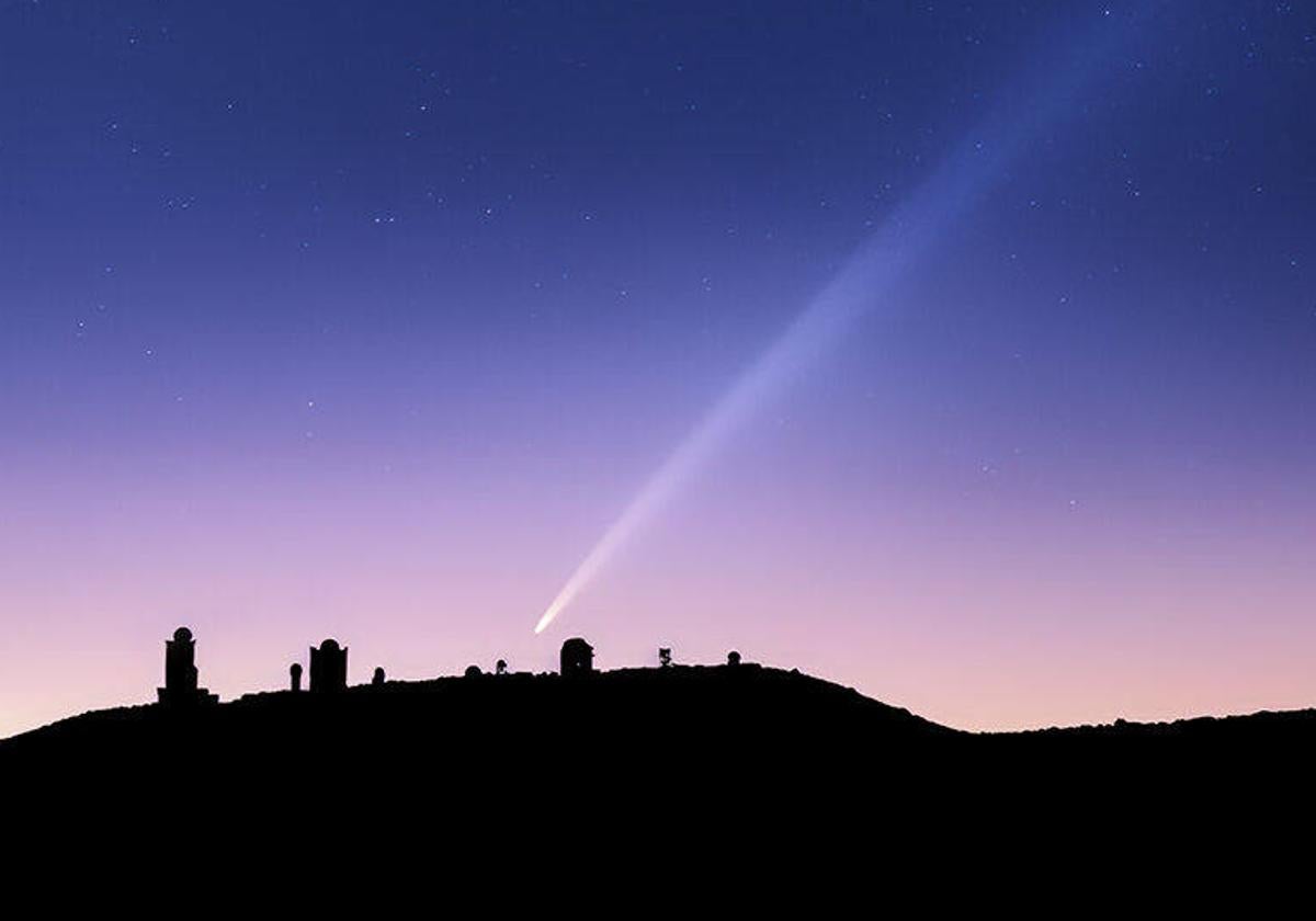 El 'cometa del siglo', fotografiado ayer a su paso por Gran Canaria.