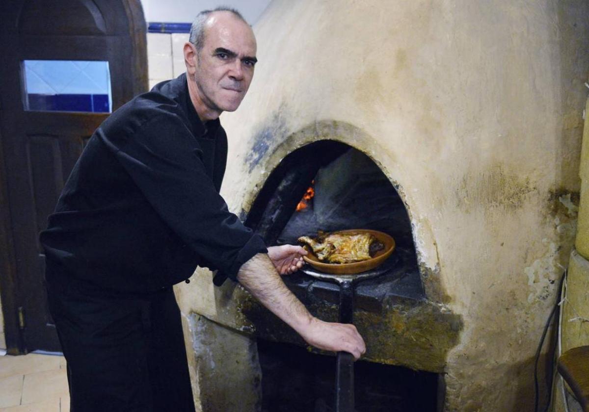 Imagen de archivo de José María Laucirica manejando el horno del Asador Ibáñez.