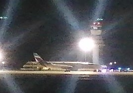 El avión esta madrugada en la pista de Foronda.