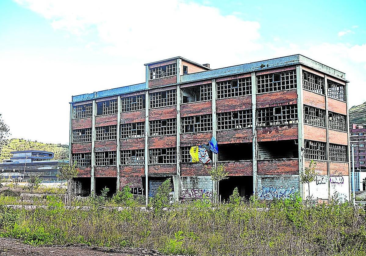 Del edificio Tarabusi ya solo queda la estructura tras ser desescombrado el interior.
