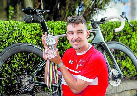 Imanol Arriortua, con la medalla de plata de ruta y el bronce de la crono conseguidas en el Mundial de Zúrich.