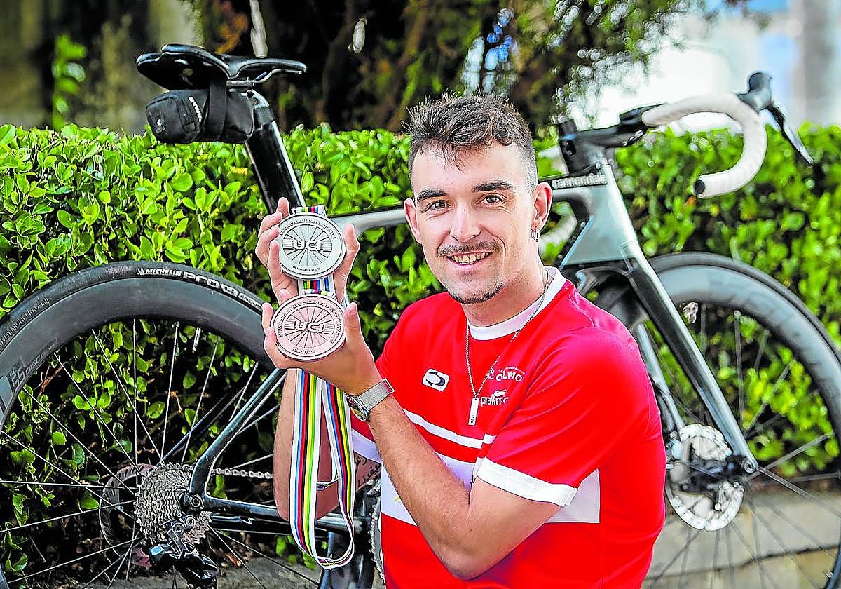 Imanol Arriortua, con la medalla de plata de ruta y el bronce de la crono conseguidas en el Mundial de Zúrich.