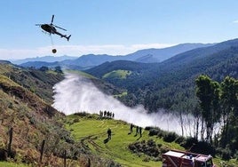 Imagen espectacular del nuevo helicóptero descargando ayer agua en Peñas Negras.