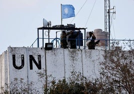 Cascos azules vigilan la frontera entre el Líbano e Israel.