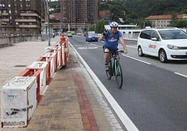 Zona del puente de Deusto donde se habilitará un carril bici.