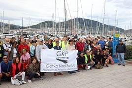 Amarristas de Getxo, comerciantes, familiares y amigos, momentos antes de subirse a sus embarcaciones para protagonizar la protesta de esta mañana.