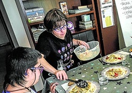 Oihana (39) sirve ensalada de pasta a sus compañeras de piso. «Tocaba pisto, pero no hemos tenido tiempo».