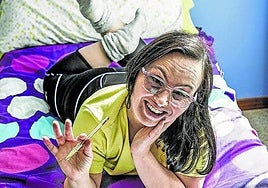 Ana, de 38 años, escribe poesía en la cama de su habitación en el barrio de Ibaiondo.