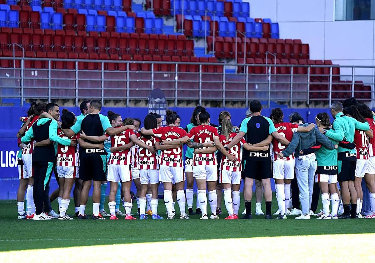 Piña rojiblanca tras el triunfo en Ipurua.