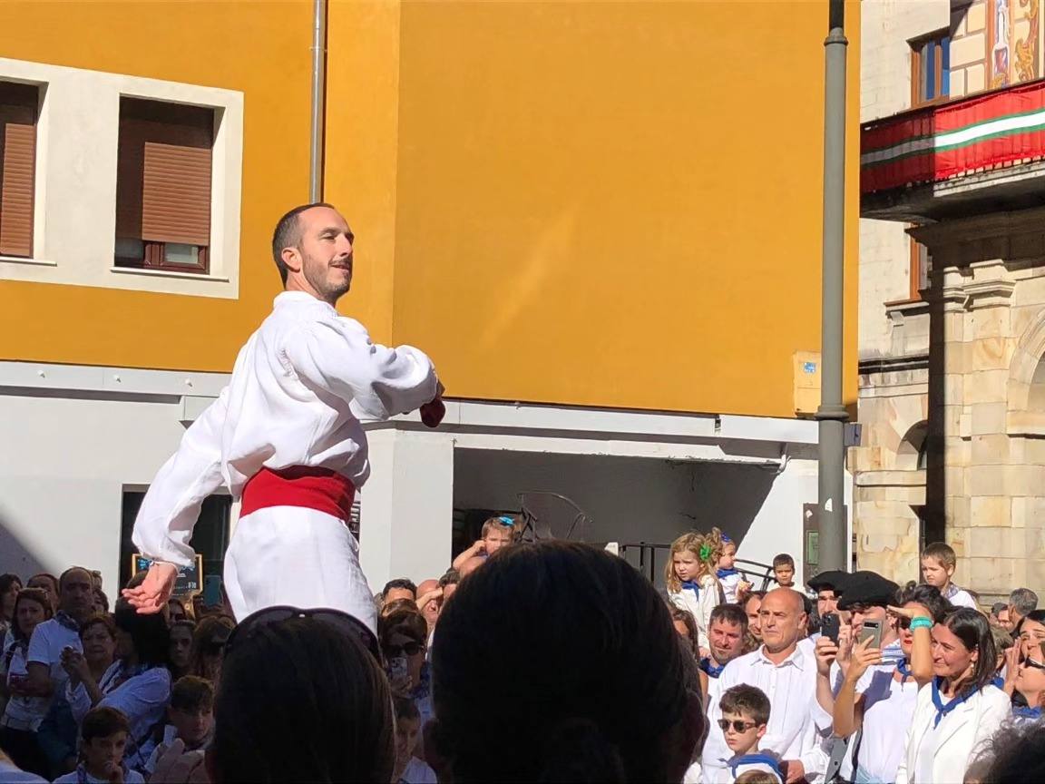 El joven Aritz Lasarguren, bailando el aurresku, delante del público.