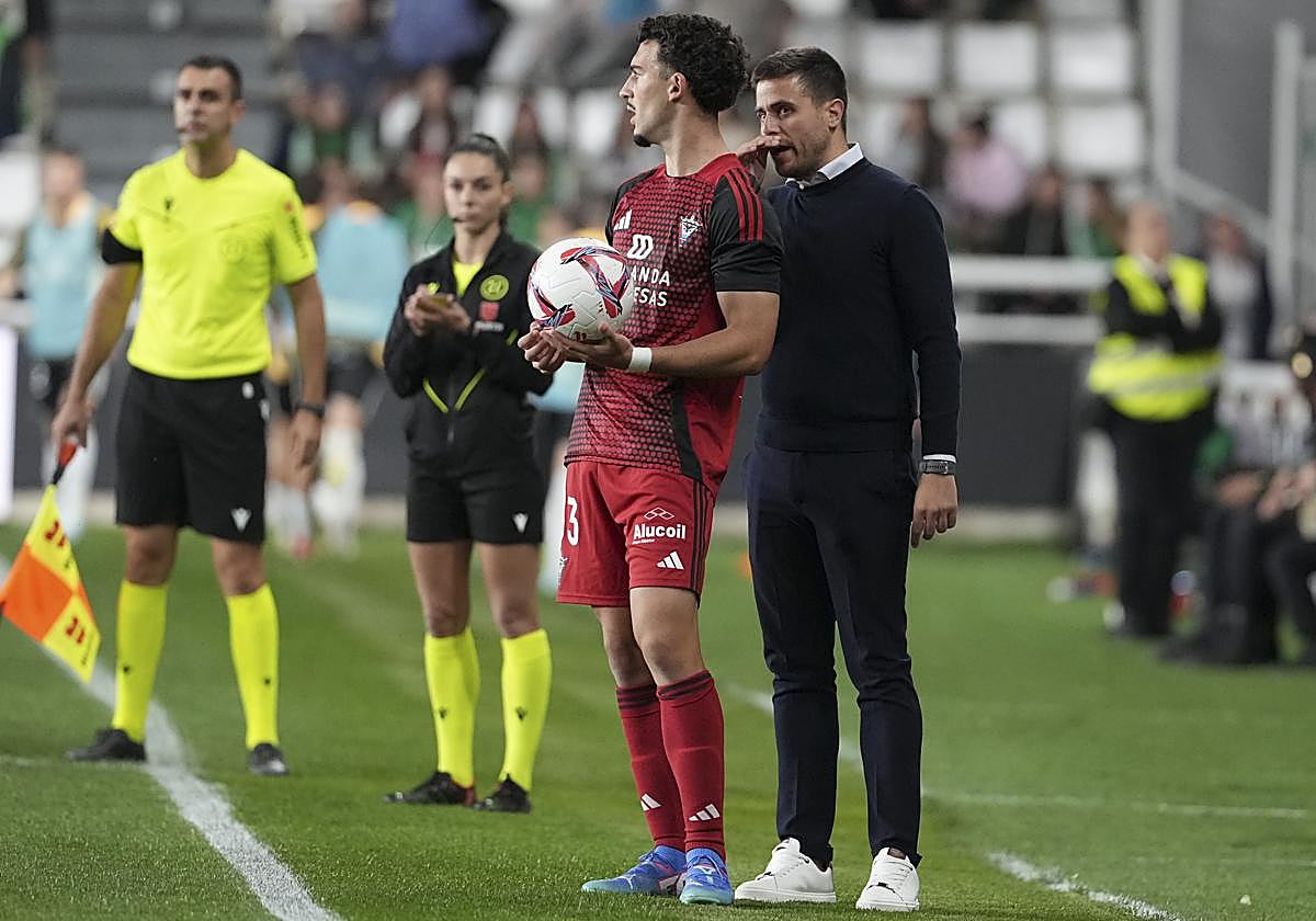 Lisci realizó indicaciones a Parada durante el derbi.