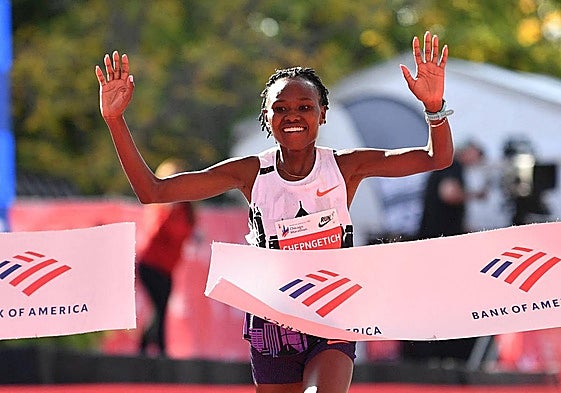 Chepngetich entra exultante en línea de meta.