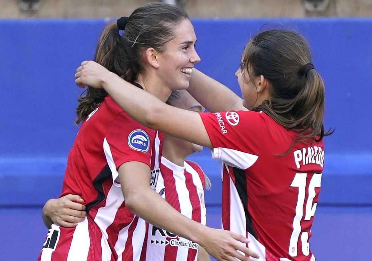 Pinedo felicita a Oguiza por su gol en Ipurua.