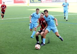 Mikel Zabala pelea por hacerse un balón ante un futbolista del Subiza.