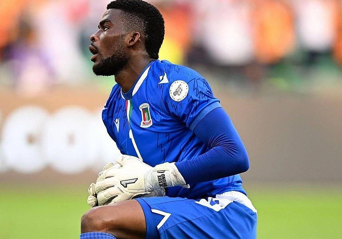 Jesús Owono, con el balón en las manos, en un anterior partido con Guinea Ecuatorial.