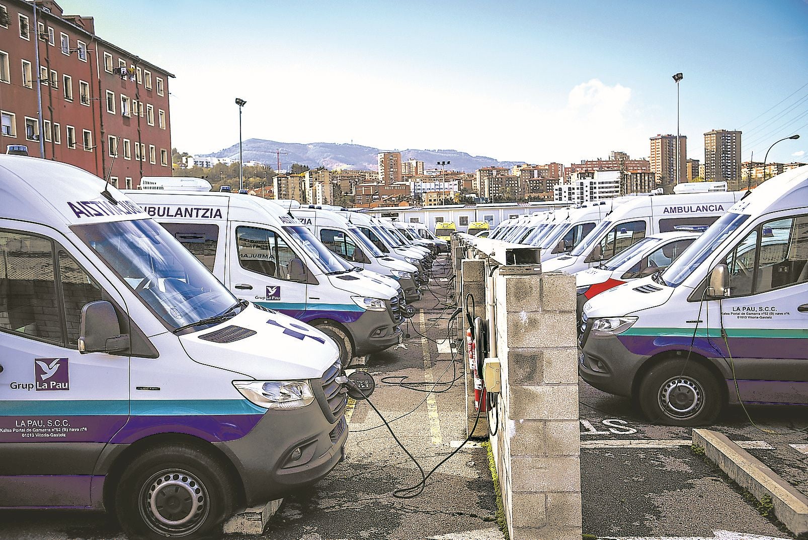 Ambulancias eléctricas gestionadas por La Pau, en sus puntos de carga