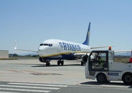 Una aeronave en la pista del aeropuerto alavés.