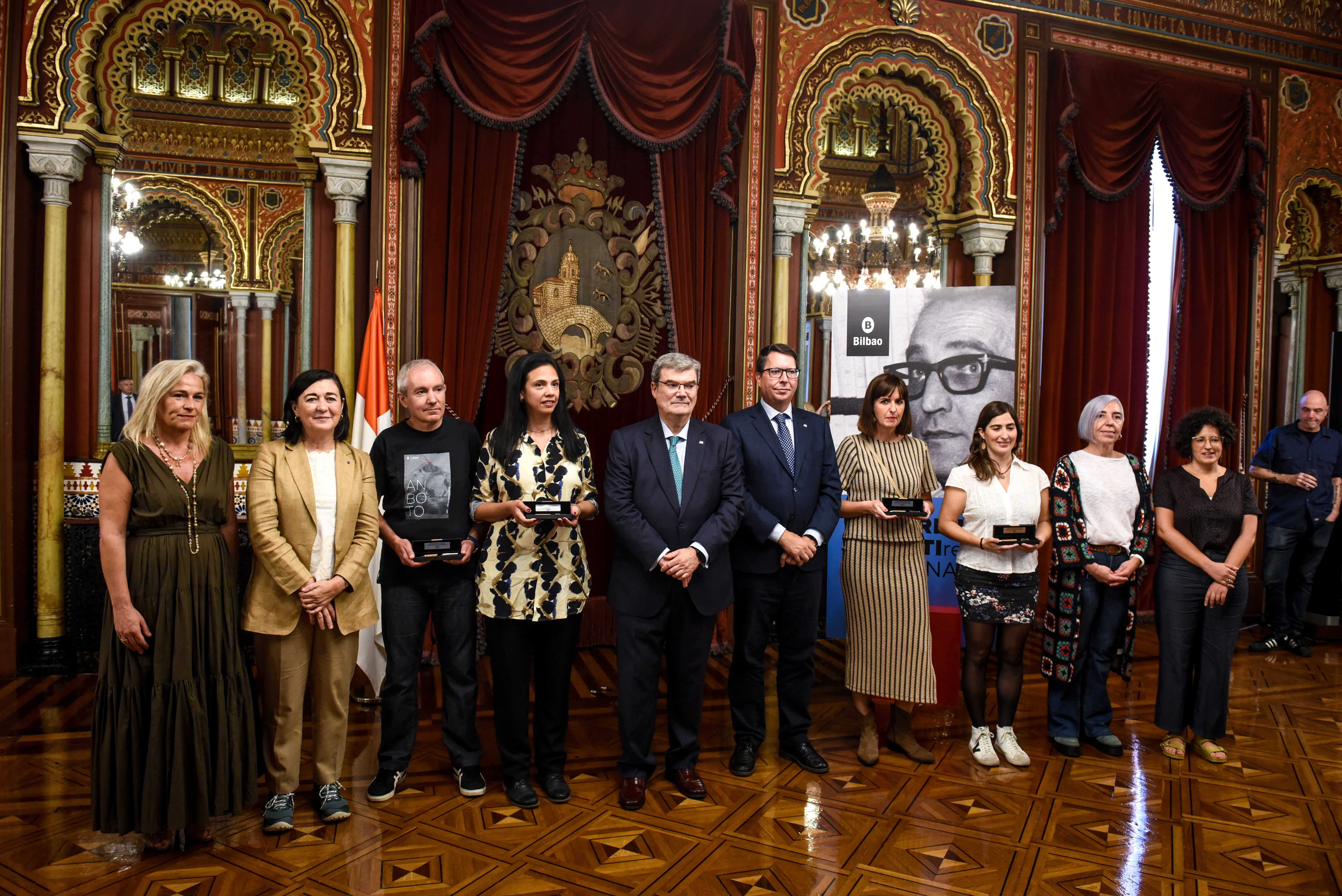 El alcalde Juan Mari Aburto y el concejal de Cultura, Gonzalo Olabarria, junto a los tres premiado en euskera y Verónica Avilés Calderón, la única galardonada (accésit) en la modalidad en castellano que ha estado presente en la entrega de premios.