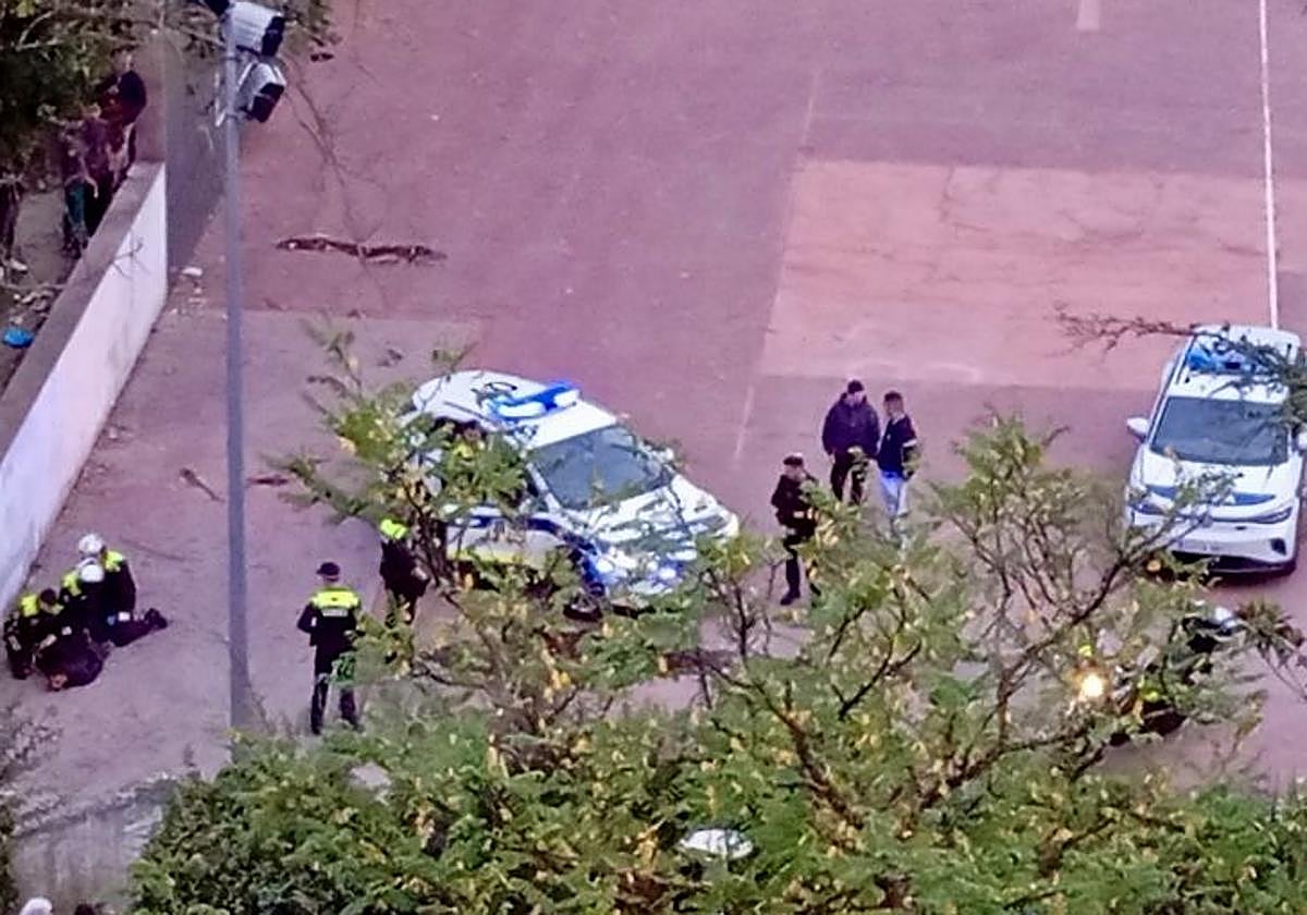 Agentes locales proceden a la detención de uno de los implicados.