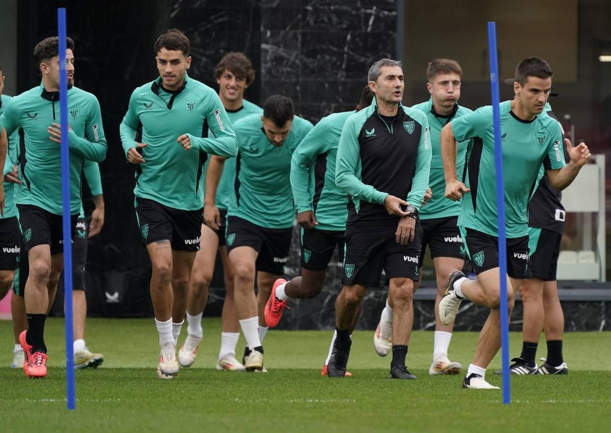 Imagen secundaria 1 - Arriba, Simón bromea con Gorosabel en presencia de Galarreta. A la izquierda, Valverde da indicaciones al grupo. A la derecha, Gastesi, que podría entrar en la convocatoria ante el Espanyol si Padilla no se recupera de su lesión de rodilla.