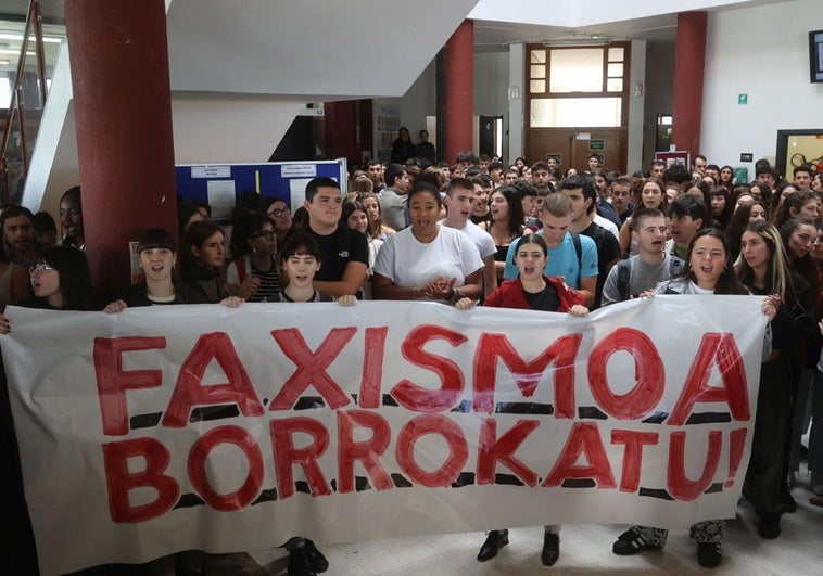 Concentración de alumnos en la Facultad de Derecho de Leioa para pedir la expulsión del profesor.