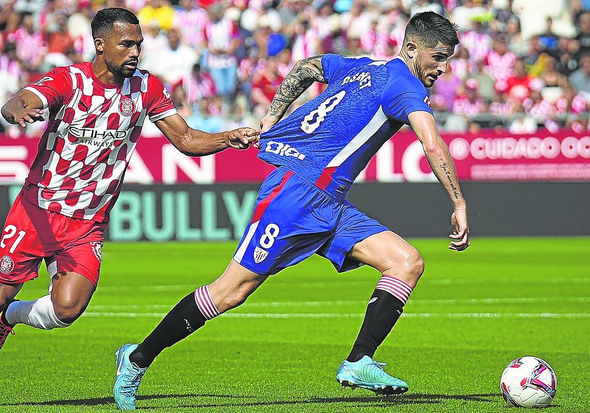 Oihan Sancet, máximo goleador del Athletic, trata de zafarse de un defensa del Girona.