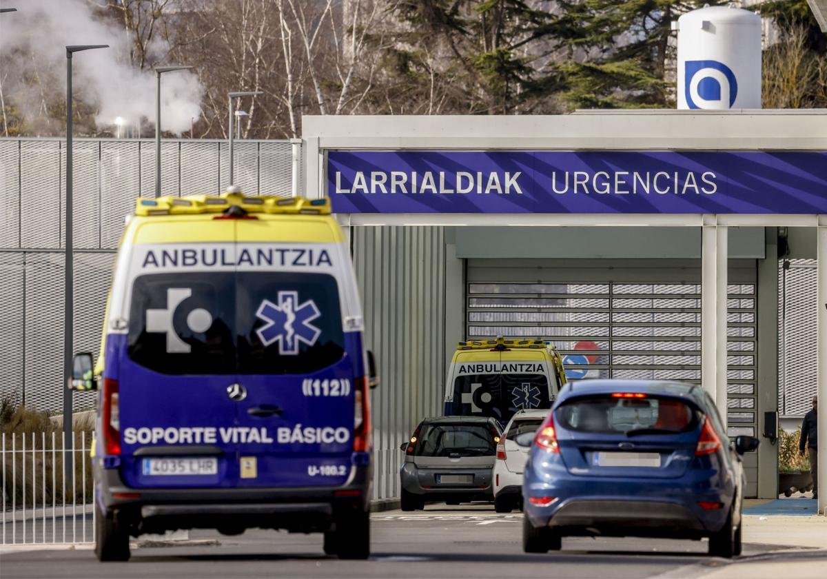 Entrada a las Urgencias del HUA Txagorritxu, donde ingresó el motorista.