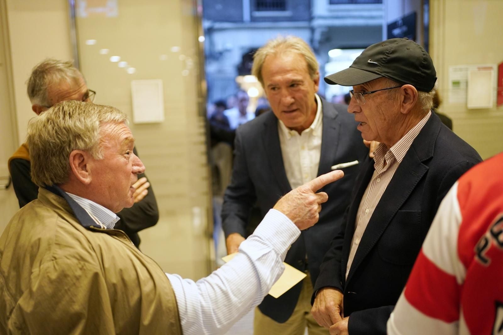 Javier Clemente y Jabo Irureta, en primer término. Andoni Goikoetxea, detrás