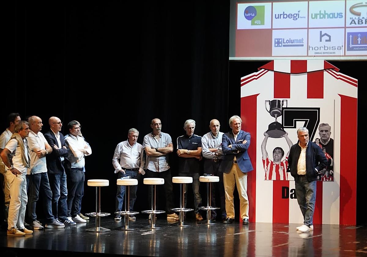 En imágenes: El Athletic arropa a su capitán en el Campos Eliseos