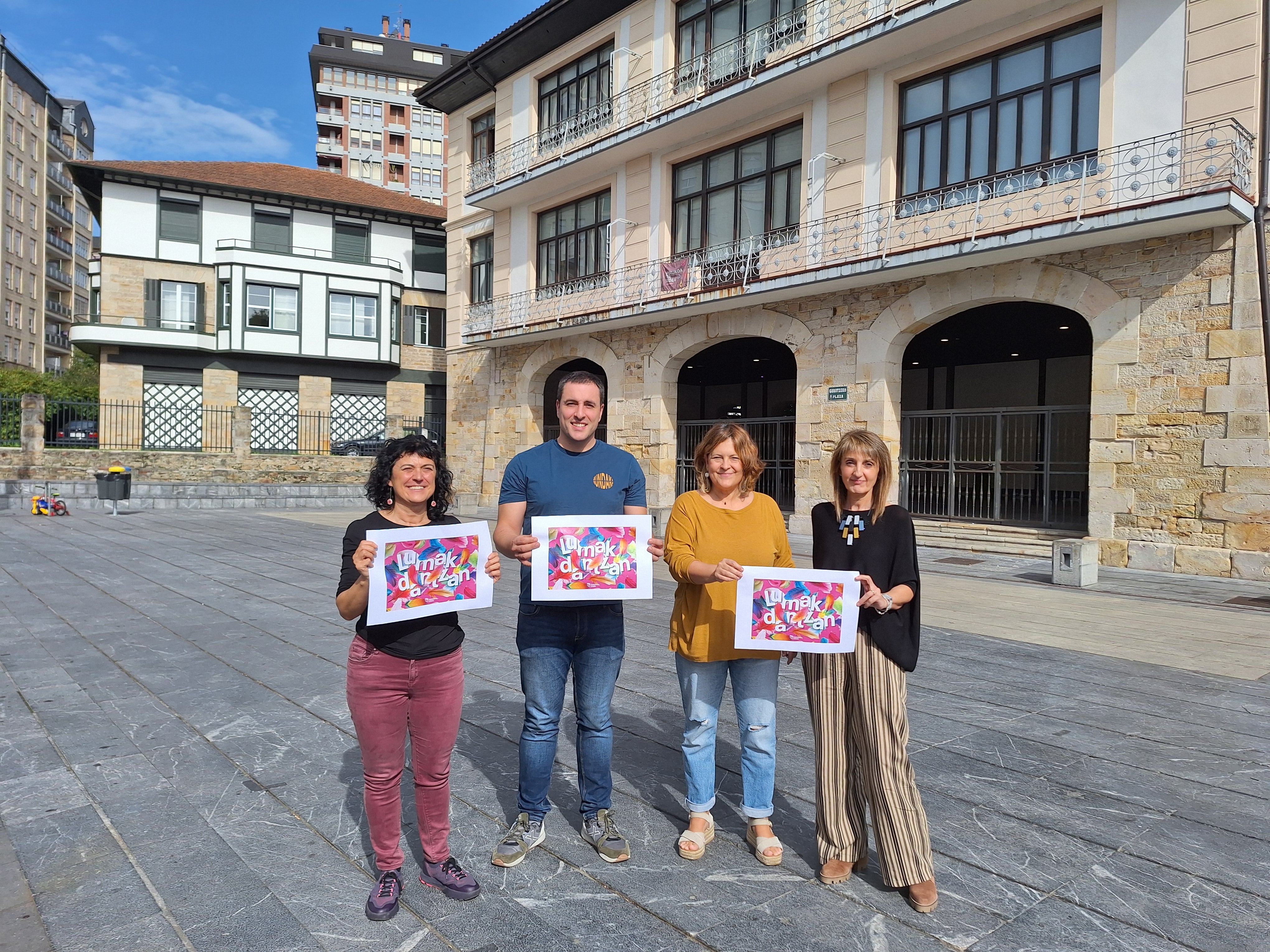 Larraitz Artetxe, representante de Aiko, Jon Eguskiza, del grupo de danza Andra Mari, Edurne Espilla, concejala de cultura y Miren Atutxa responsable de Educación y Euskera en el Ayuntamiento