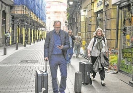 Turistas pasean con sus maletas por el Casco Viejo de Bilbao