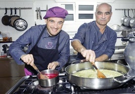 Diego Gaite, a la izquierda, y Armando Ochoa, de Txoritokieta, cocinan uno de los platos que les dio el triunfo en la edición pasada.