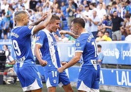 Tenaglia celebra un gol junto a Stoichkov y Conechny en Mendizorroza.