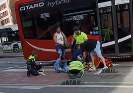 Una mujer resulta herida al ser atropellada por un Bilbobus en Basurto