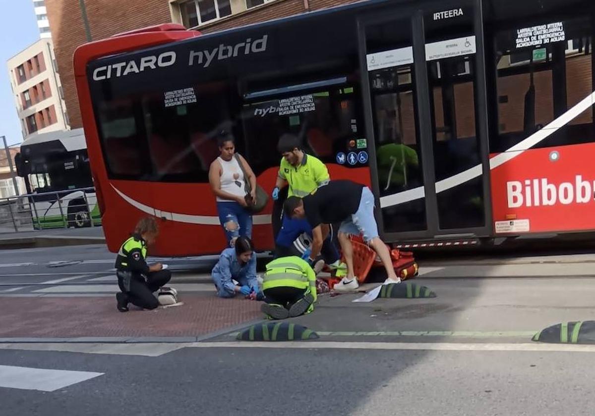 Una mujer resulta herida al ser atropellada por un Bilbobus en Basurto