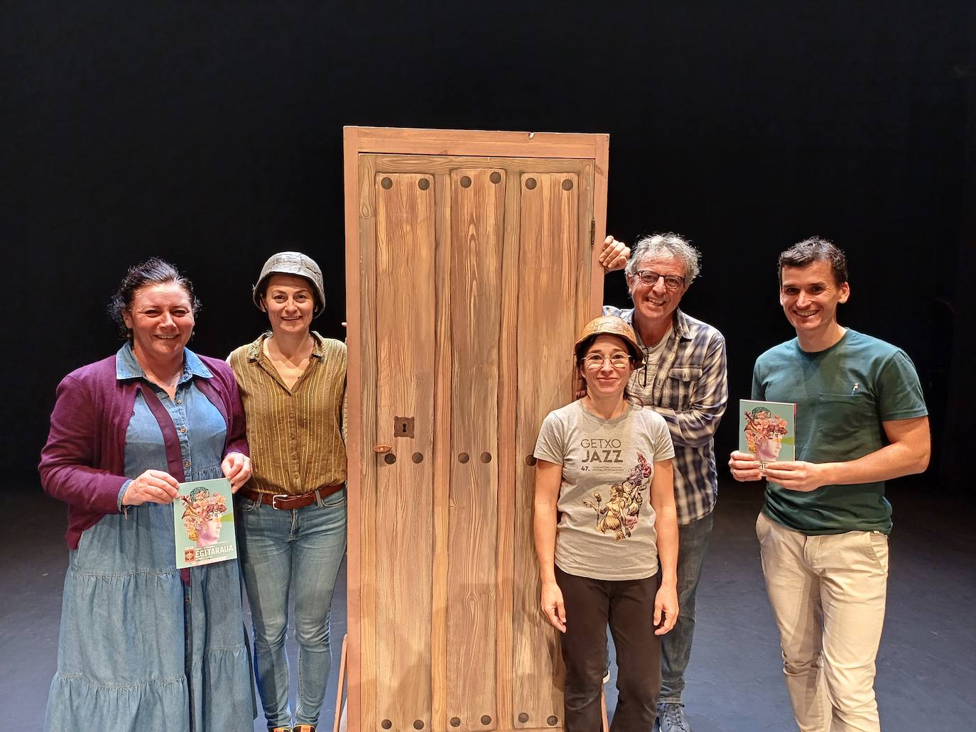Los actores de teatro y la alcaldesa, Ainhoa Salterain; y el concejal de Cultura, Koldo Bilbao, presentaron la programación cultural.