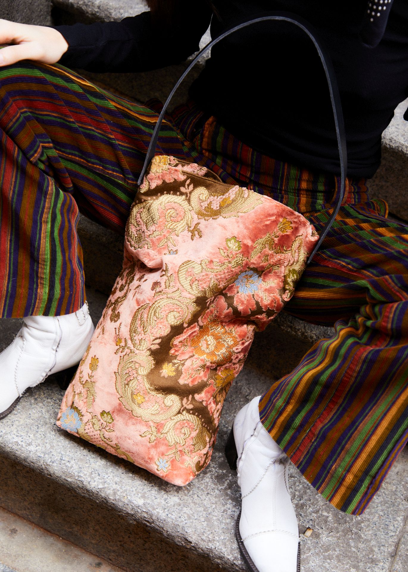 Los bolsos más especiales los crea Rocío en su casa de Algorta con telas antiguas y cinturones de piel